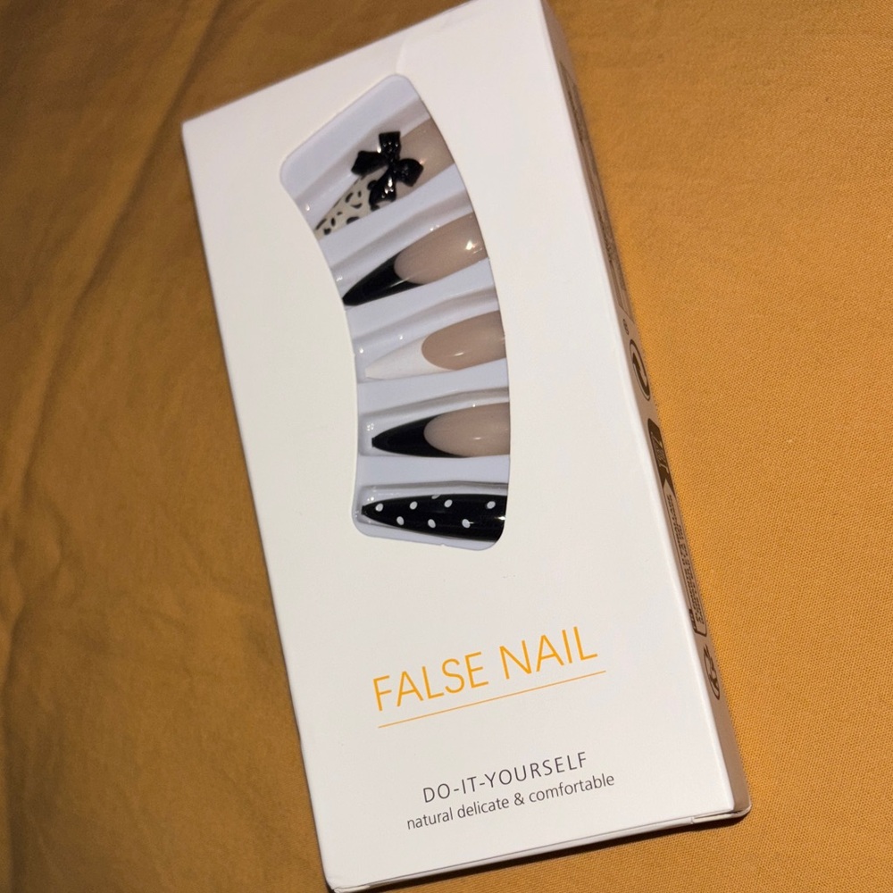 SHEIN Elegant Black and Cream Press-On Nails